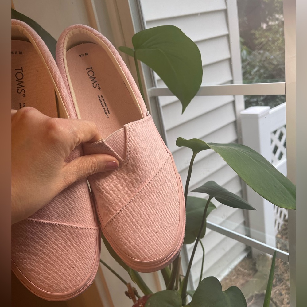 TOMS Women Slip On (size 7.5)